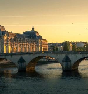 建筑物前的河上桥梁