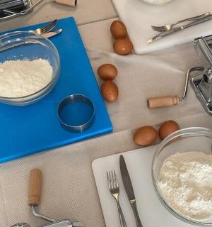 一张桌子上放着一台搅拌机和一碗面粉