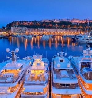 夜间停靠在码头的一群船