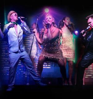 一群人在舞台上唱歌