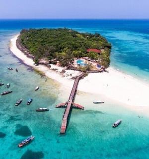 海洋中的一个岛屿，水中有船