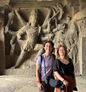 dvě ženy stojící před kamennou zdí