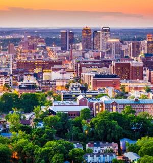 日落时的城市天际线景观