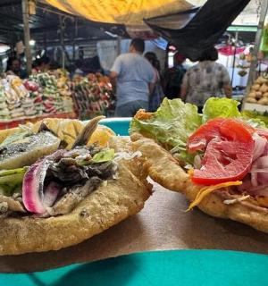 两个三明治放在市场的桌子上