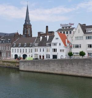 河边的一组建筑，内有一座教堂