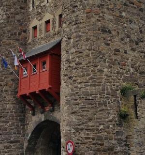 一座带有红色阳台的砖塔