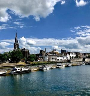 一条有船的河流，一座有桥的城市