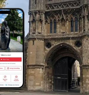 一部手机正在拍摄建筑物前的雕像