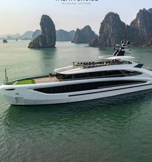 两艘船在水中,背景是群山