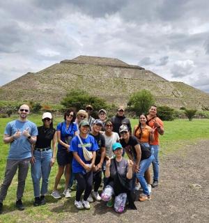 一群人在金字塔前摆姿势