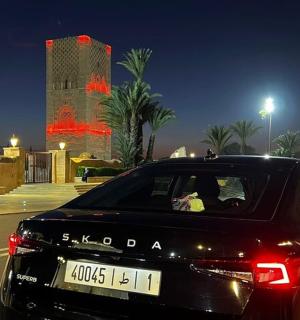 černé auto zaparkované v noci na městské ulici