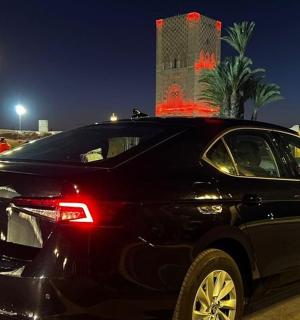 černé auto zaparkované na parkovišti v noci