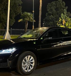 černé auto zaparkované v noci na ulici