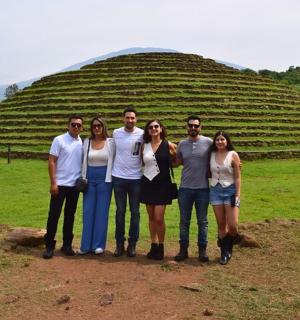 一群人站在金字塔前