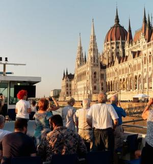 一群人在建筑物前的船上