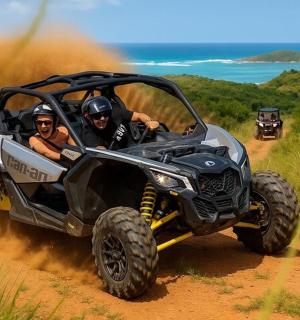 dues persones que viatgen en un quad per un camí de terra