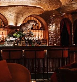 bar se sochou ptáka na vrcholu