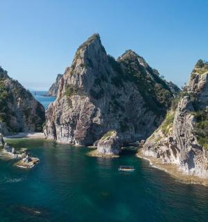 海洋中岩石岛屿的鸟瞰图