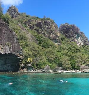 海滩上的景色,人们在水中