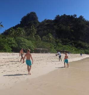 一群人在海滩上散步