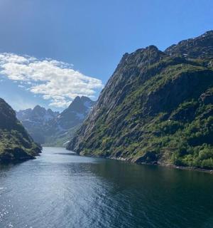 两山之间的河流景观