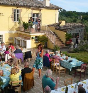 skupina lidí sedících před domem