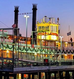 velká budova na molu s vlajkami