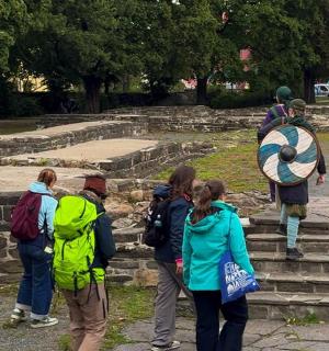 一群人站在废墟的台阶上