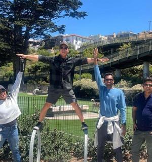 一群人站在栅栏上