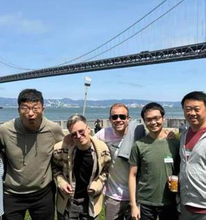 一群人站在桥前