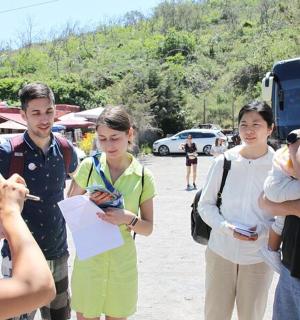 un grup de persones al voltant d'un home que sosté un nen