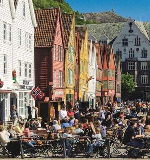 一群人坐在城市街道上的桌子旁