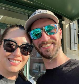 muž a žena stojící před obchodem