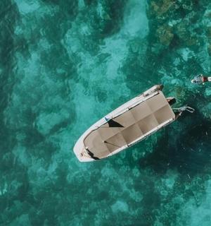 水中船只的鸟瞰图