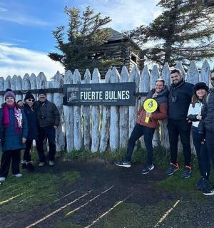 一群人站在栅栏前