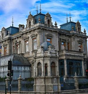 一座带有 akritkritkrit 的大型石头建筑