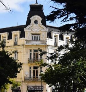 一座顶部有钟楼的建筑