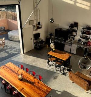 客厅的俯视图,配有桌子和椅子