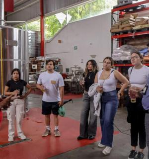 一群人站在工厂里