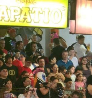 一大群人站在人群中