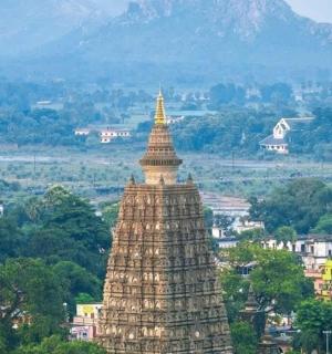 城市中带有塔楼的大型建筑