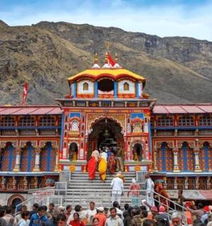 一群人站在一栋建筑物前