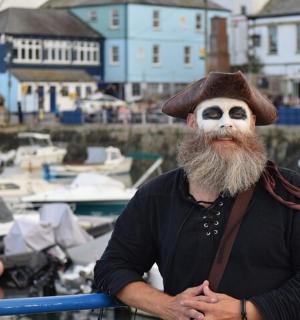 一个戴着帽子的白脸男人