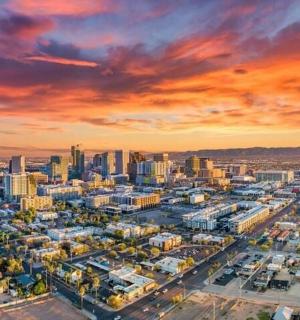 日落时的城市鸟瞰图