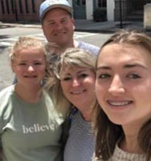 muž a dvě ženy pózují pro fotografii