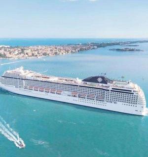 výletní loď na vodě s městem v pozadí