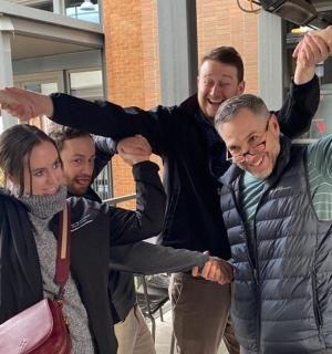 一群人举起双手