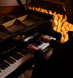 一个男人在房间里弹奏风琴