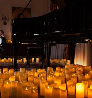 钢琴前的一大堆蜡烛