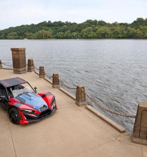 停在水体旁边码头上的汽车